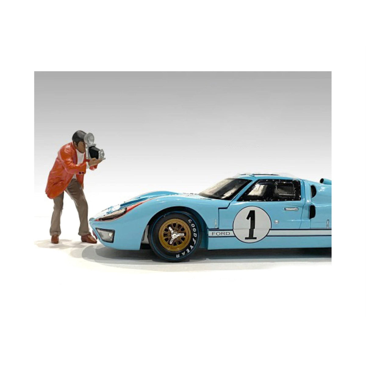 Race Day 1 Figurine Iii For 124 Scale Models By American Diorama 76385