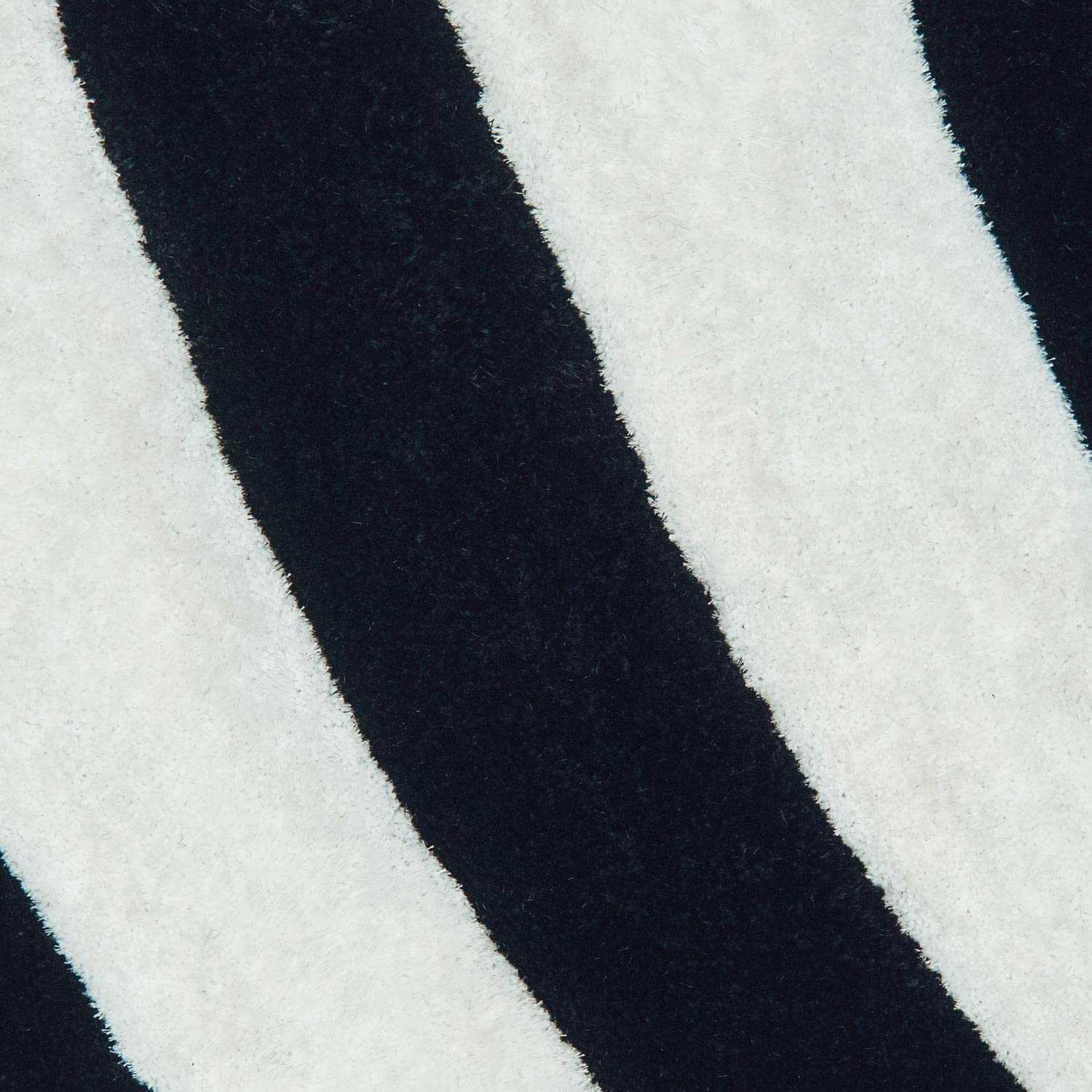 United Weavers Finesse Streamer Black Area Rug  53 X 72