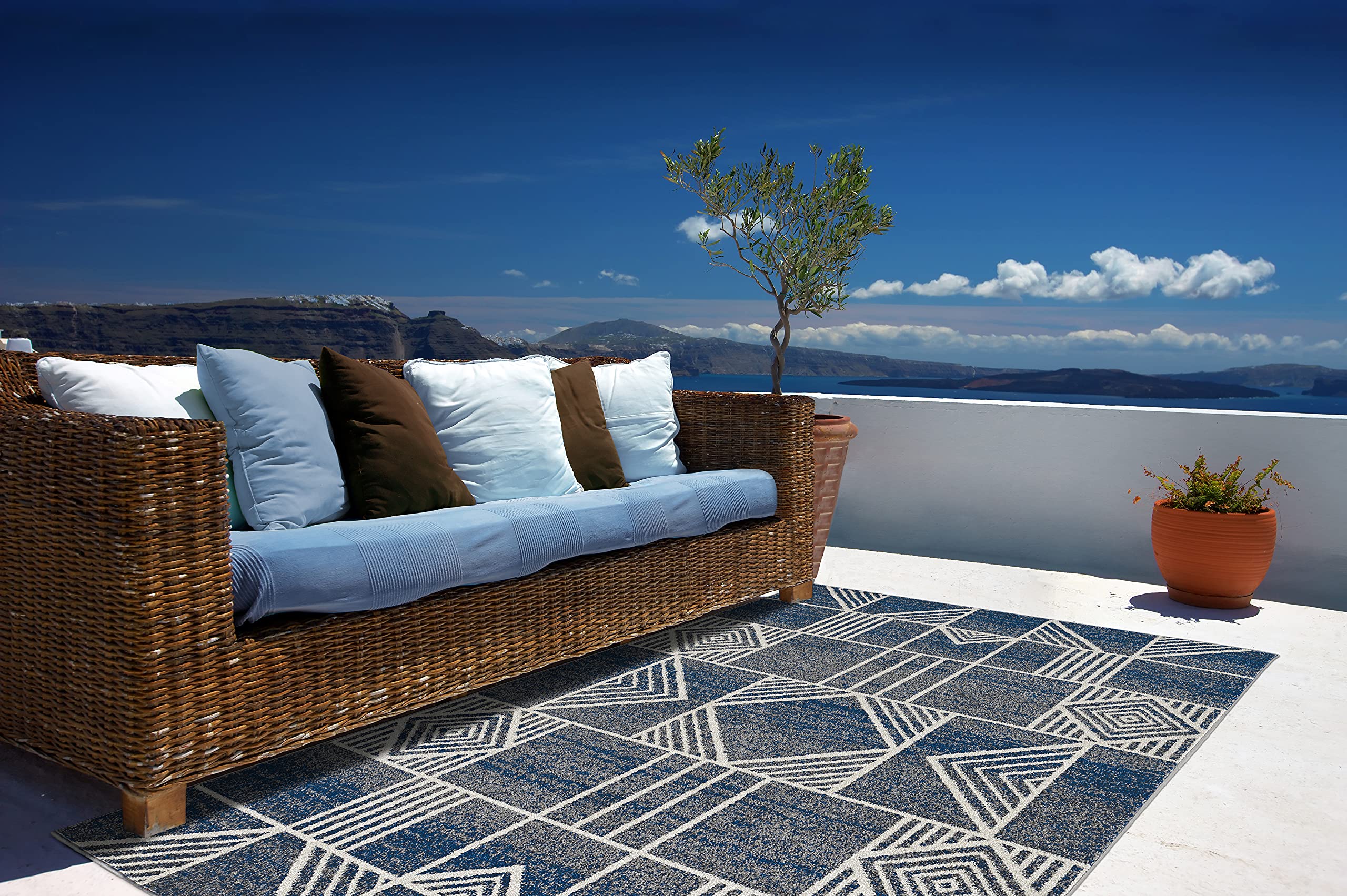 Lucia Blue Dimensions 5'3 X 7'7 Indoor/Outdoor Accent Rug