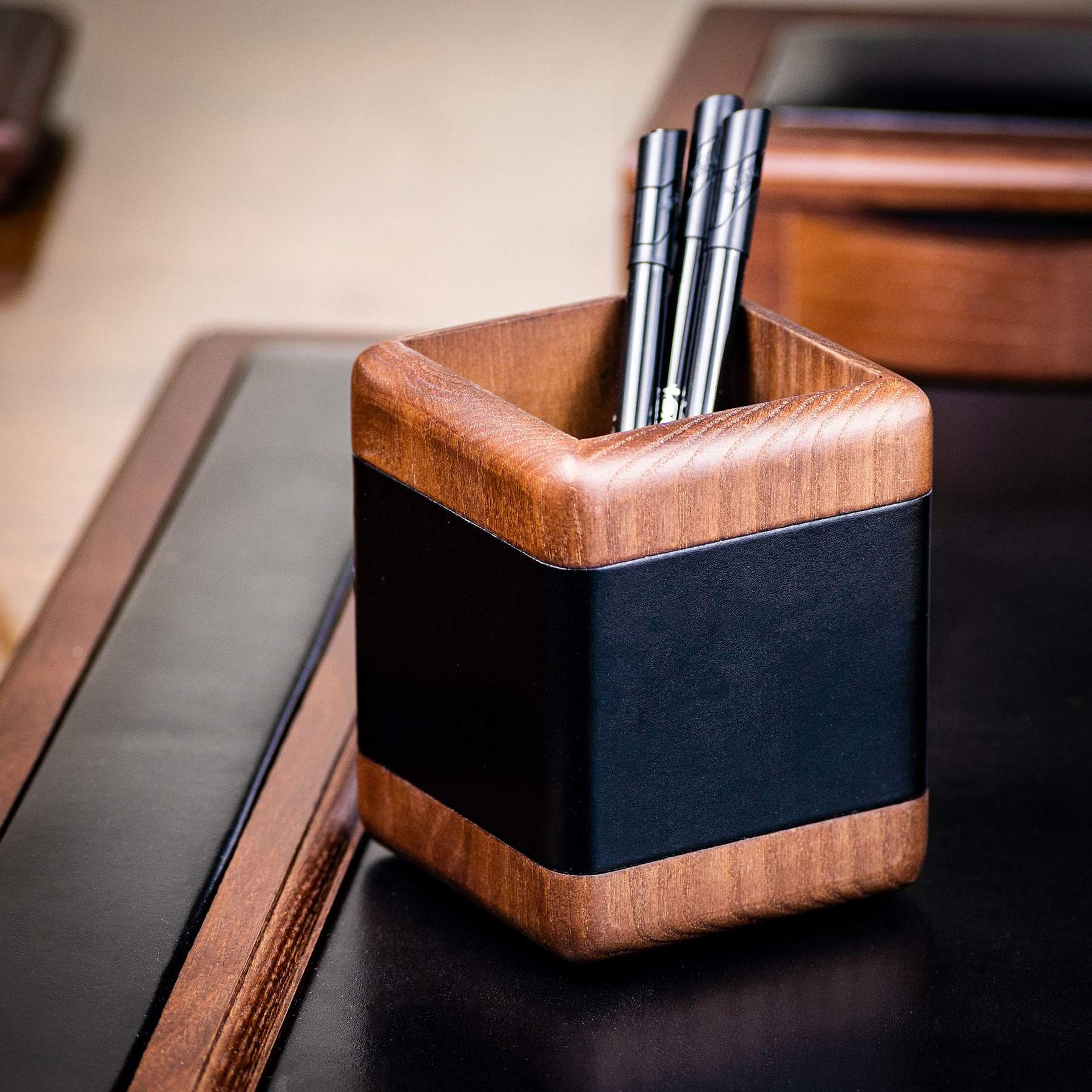 A8410-Walnut-Leather-Pencil-Cup