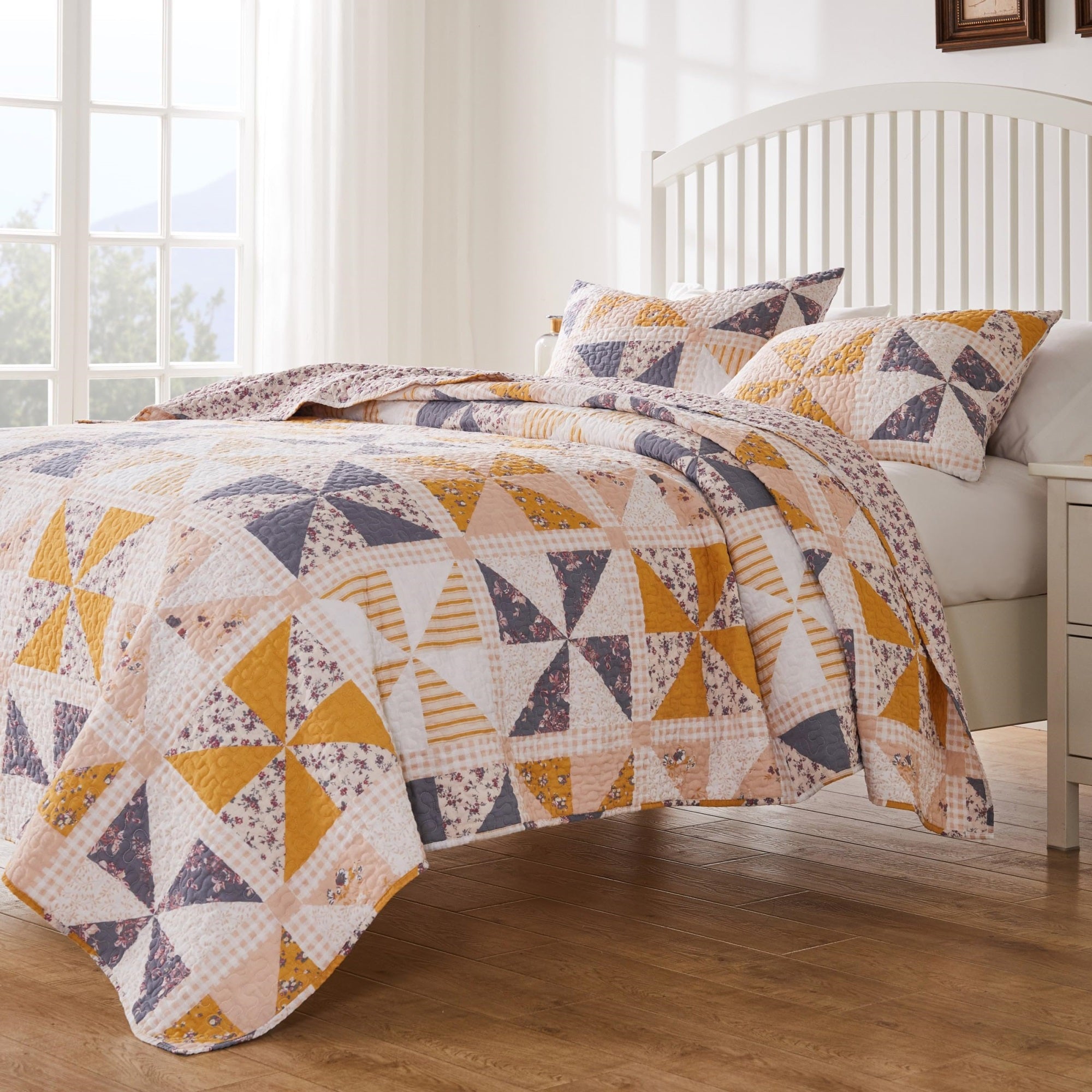 Pinwheel & Posey Peach Quilt Set 3-Piece Full/Queen